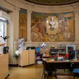 Purtroppo per� la stanza � completamente occupata da cattedre, sedie, materiale di cancelleria, fogli, calendari, macchinette del caff�, armadi, cassette di sicurezza, cartoni, libri e mappamondo